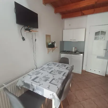 Hamvasdomb Vendeghaz Apartment *